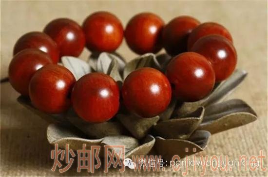 Ѫ��ľ��������������ͺܰ�����ľ�ʵı������ʺ�ɫ��Ѫ˿��״����˵Ѫ��ľ��͸���Էǳ�ǿ��������ֱ�������¿���͸�⣬������Щ�ص㱻�̼ҷ�����ȥ�ĳ�����һ�������������ѱ��ϸ���û��Ѫ��ľ����ľ�ģ���������Ѫ��ľ�Ƕ����ɰ�ע��ѹ�ƶ��ɵģ���������Ҳû��Ȩ����˵����û�����Ѫ��ľ��������Ϣ����į�ˡ�