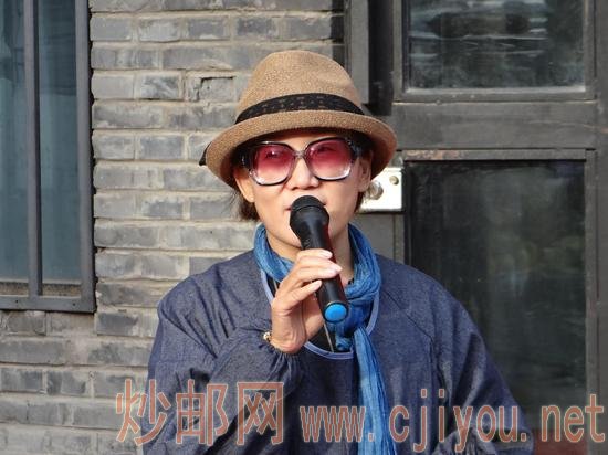 著名诗人艺术家赵丽华在开幕式上发言