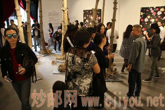 在黑暗中观展15分钟后,灯亮了