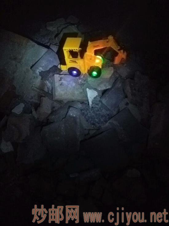 黑暗中挖掘机在不停的轰鸣