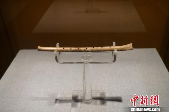 贾湖遗址出土的七孔骨笛,被誉为“中华第一笛”,现藏于河南博物院。 韩章云 摄
