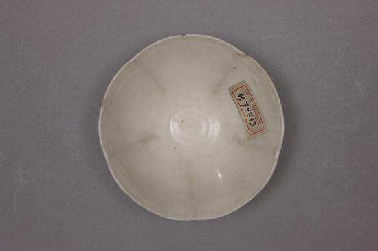 定窑白釉花口碗,晚唐,高4.1cm,口径12.9cm,足径5.1cm。故宫博物院藏。
