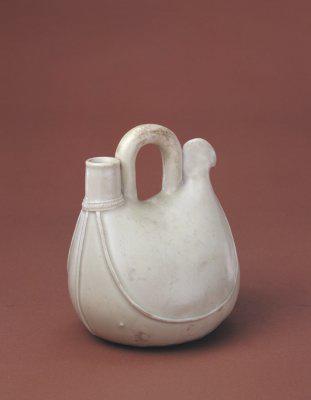 邢窑白釉皮囊式壶,唐,通高12.5cm,口径2.2cm,底径12.5cm。