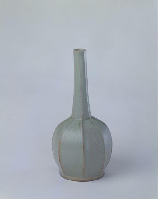 越窑青釉八棱瓶,高21.7cm,口径2.3cm,足径7.9cm。