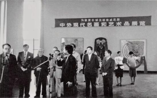 李可染(左三)在1989年“修复长城和拯救威尼斯”系列活动的现场