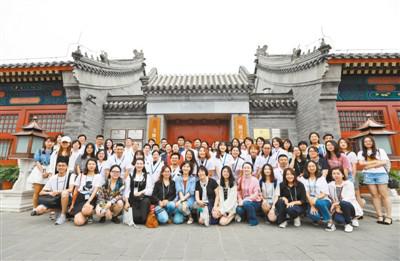 首批预约观众和文物医院志愿者在故宫文物医院门前合影 新华社记者 刘 潺摄