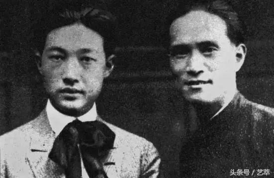 徐悲鸿与黄曼士(右)