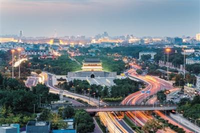 2017年10月3日,北京,国庆节期间中轴线建筑永定门开启景观照明。 图:视觉中国
