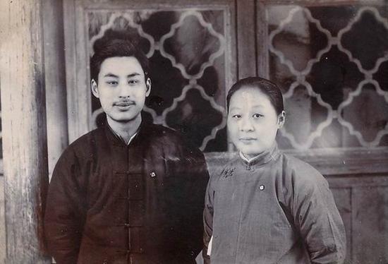 叶圣陶与夫人胡墨林摄于甪直,1919年