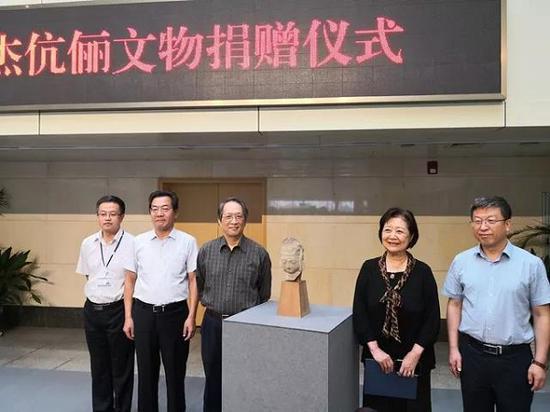 王纯杰夫妇在捐赠现场。