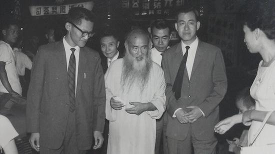 1964年,傅申(左)与丁翼(右)在台北拜会张大千