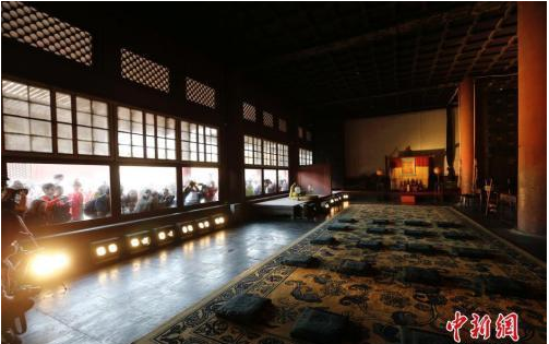 资料图:2016年,北京故宫启动“点亮历史”原状展陈照明方案,包括前三殿(太和殿、中和殿、保和殿)、后三宫(乾清宫、交泰宫、坤宁宫)在内的中轴线六大宫殿几百年来首次亮灯