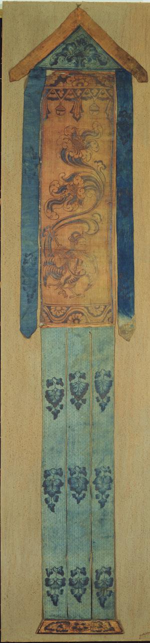 银泥迦陵频迦纹绢幡 EO。 3585 长:197.0cm;宽:42.3cm 晚唐-五代(9-10世纪)