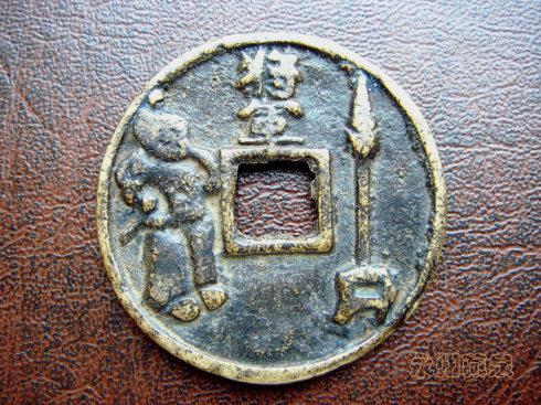 将军左手握剑,右手攥拳,威风凛凛的样子。很写实的图画。