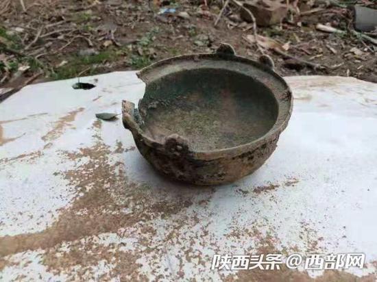 凤翔村民拓宽公路时发现古代文物,经鉴定为唐代铜釜。
