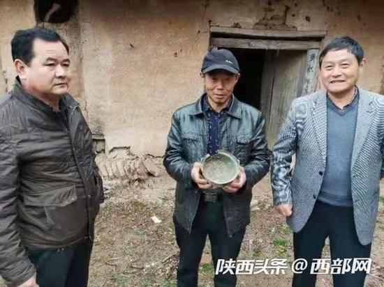 凤翔村民拓宽公路时发现古代文物,经鉴定为唐代铜釜。
