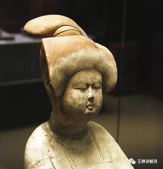 高髻女俑,唐代,西安博物院藏