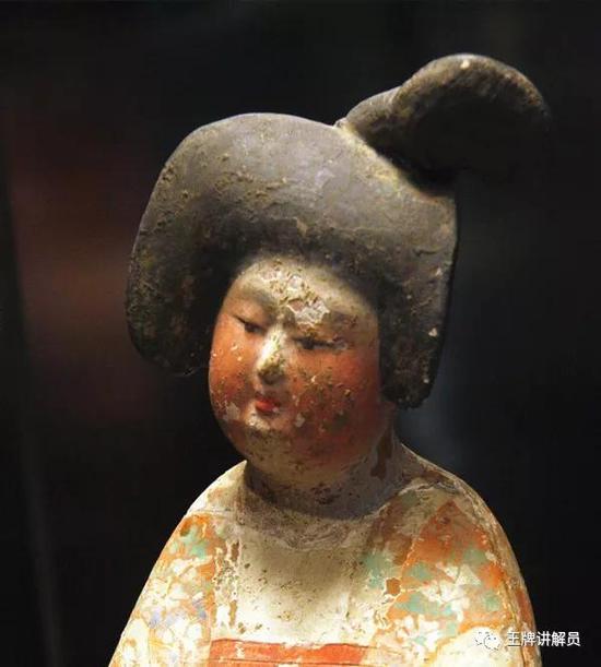 堕马髻彩绘女俑,唐代,西安博物院藏