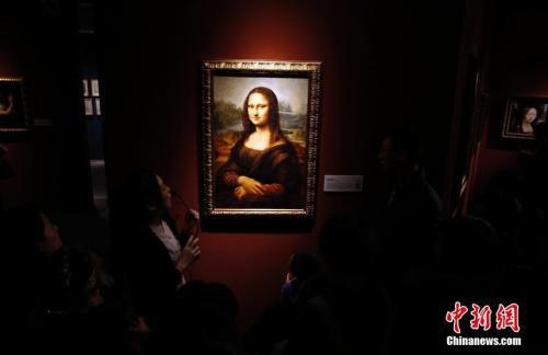资料图:《致敬达芬奇》全球光影艺术体验大展中的《蒙娜丽莎》。汤彦俊 摄