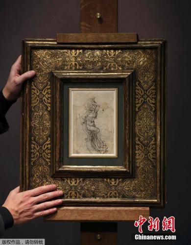 资料图:2017年,法国一家拍卖行展出达芬奇的画作《殉道者圣塞巴斯蒂安》。