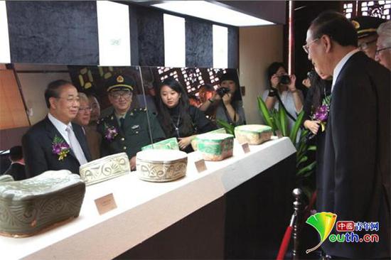 2012年,黄宏在上海吴昌硕纪念馆举办瓷枕展。资料图